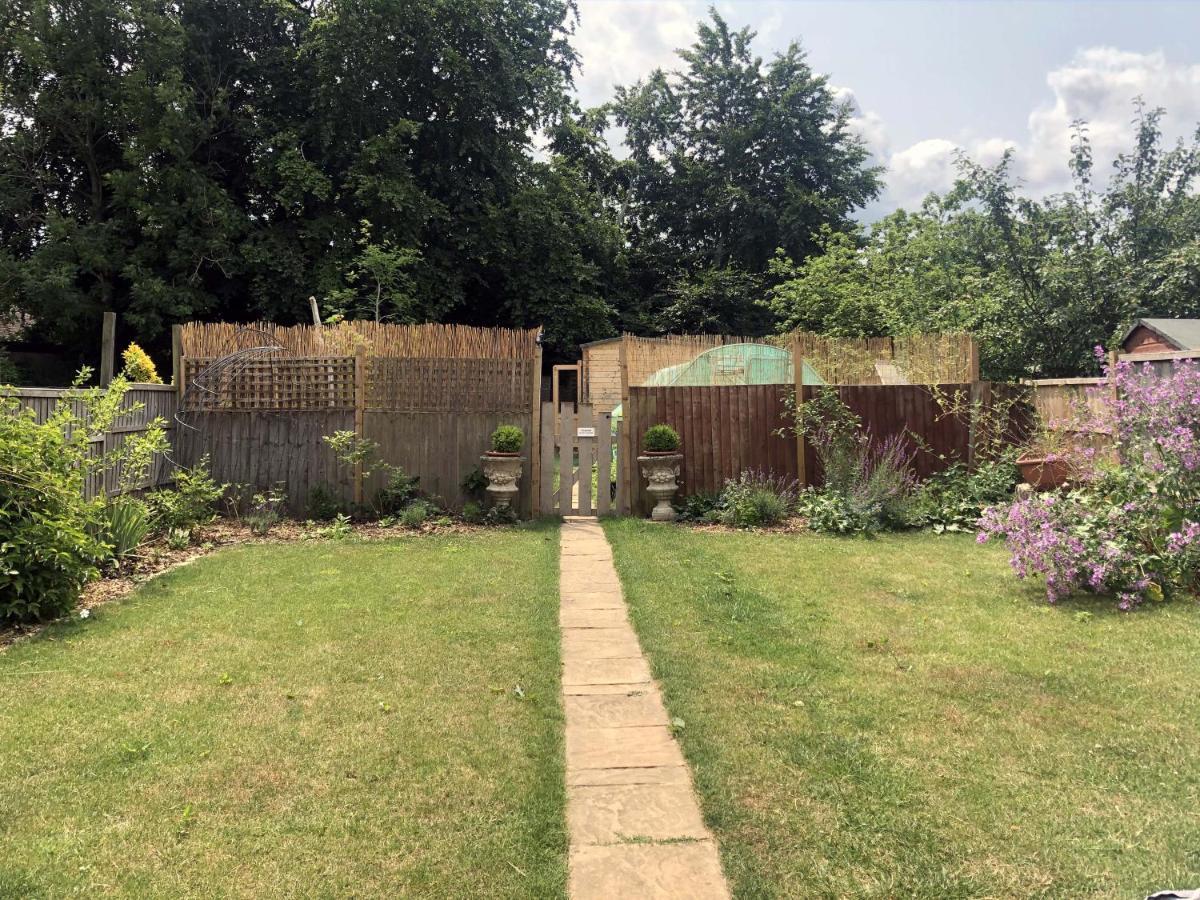 Cosy Garden Log Cabin Salisbury Exterior foto
